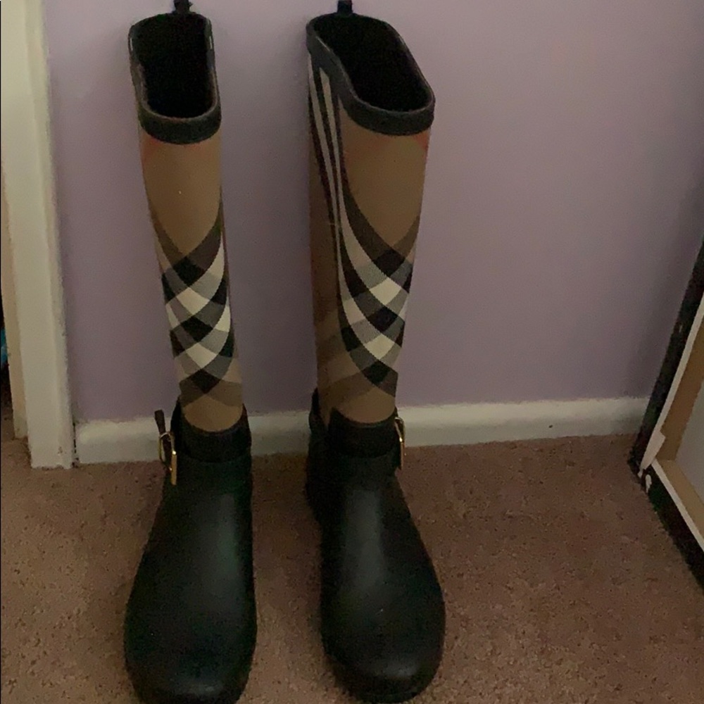 Burberry boots size 8